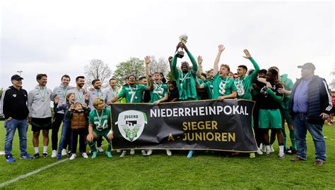 Vor Fans Borussia M Nchengladbach Gewinnt Niederrheinpokal Der A