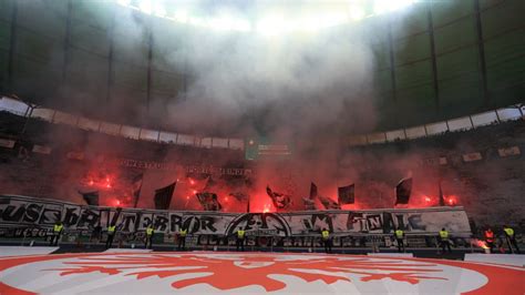 Eintracht Frankfurt 414 400 Euro Strafe Wegen Pyrotechnik Und