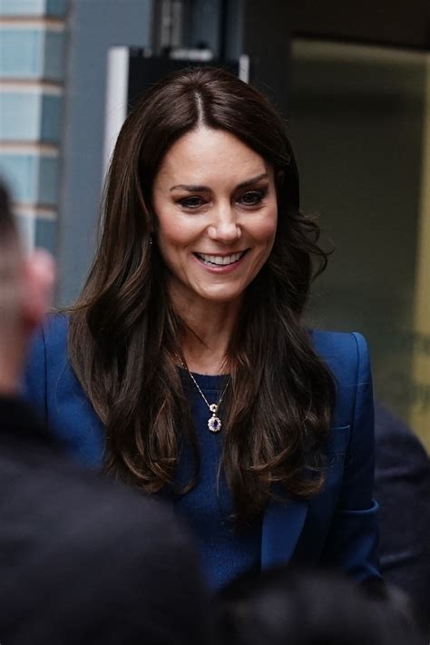 Vidéo Kate Middleton renversante en costume bleu roi la princesse