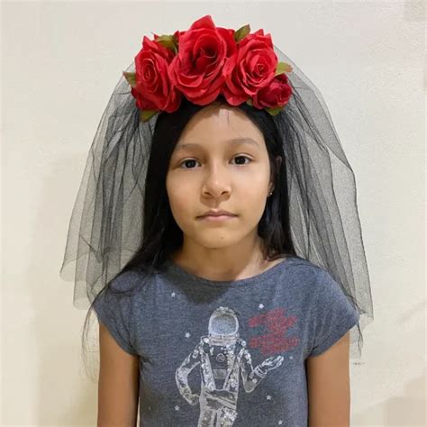 Diadema De Catrina Con Velo Y Flores Rojas Faviola D Az