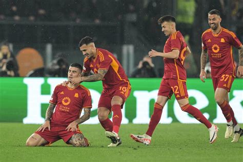 La Roma Passa In 10 Uomini Contro Il Milan Vince 2 1 E Vola Alle