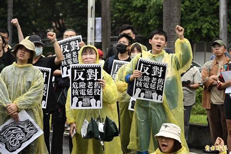 反對危險老舊核電延役！民團復刻427反核佔領行動躺立院外 生活 自由時報電子報