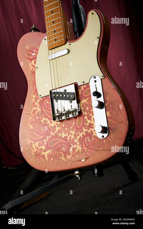 Une Fender Paisley Telecaster De 1998 Appartenant à Gem Archer Ancien