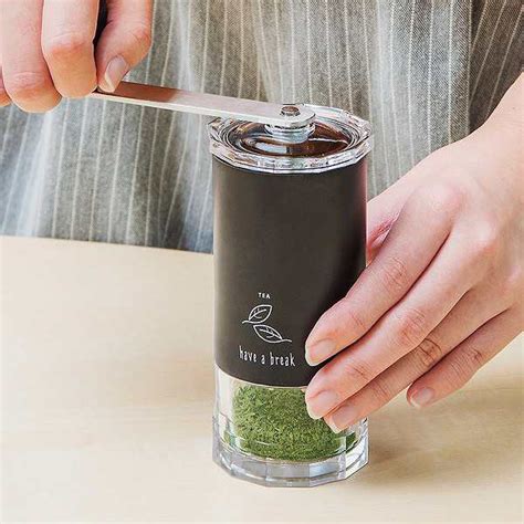 お茶ミル pure 手動 セラミック ステンレス （ ミル お茶 日本茶 茶葉 お茶挽き器 手挽き 粉末 セラミック刃 お茶っ葉 挽く 粉末にする 手回し 粗挽き 細挽き おしゃれ ）の通販は
