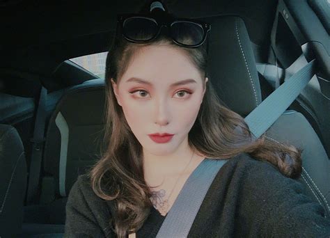 Hot girl triệu follow lộ ảnh chưa qua photoshop Toang thật rồi biến hình level thế này