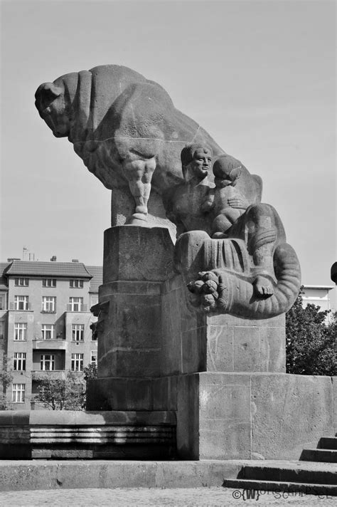 Der Stierbrunnen im Bötzowviertel Berlin Berlin Germany Historical