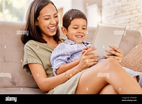 Famille Tablette Num Rique Et M Re Et Fils Se D Tendre Sur Le Canap