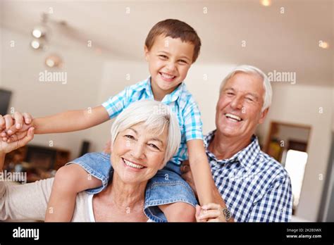 Los Nietos Son Una Bendici N Foto Recortada De Un Ni O Con Sus Abuelos