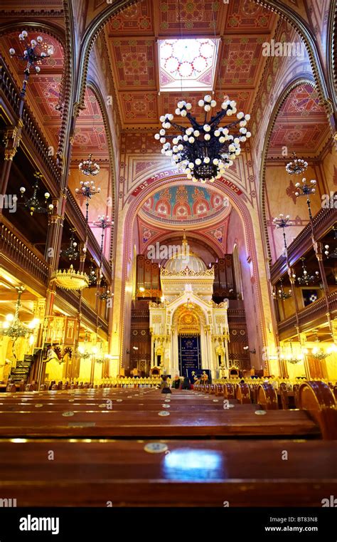 Dohany street synagogue Budapest interior Stock Photo - Alamy