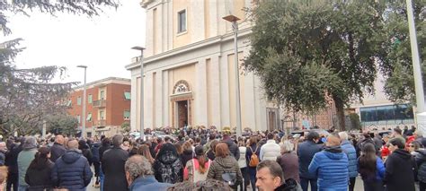 Migliaia Di Persone Al Funerale Di Nicoletta E Ren E A Cisterna L