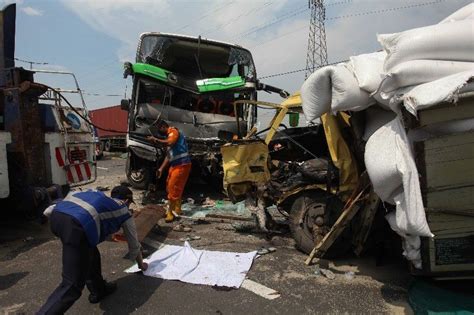 Kronologi Dan Penyebab Bus Rombongan Peziarah Yang Kecelakaan Di Tol