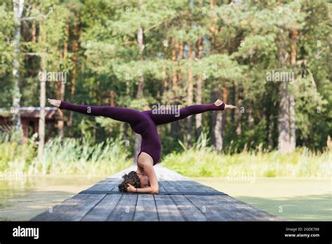 Shirshasana Fotos Und Bildmaterial In Hoher Auflösung Alamy