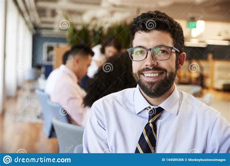 Retrato Do Homem De Neg Cios In Modern Office Os Colegas Que