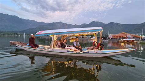 G20 delegates enjoy shikara boat ride in J-K's Srinagar - Public TV English