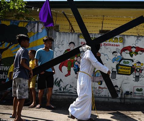 Filipino Catholics perform gruesome religious rituals | Daily Mail Online