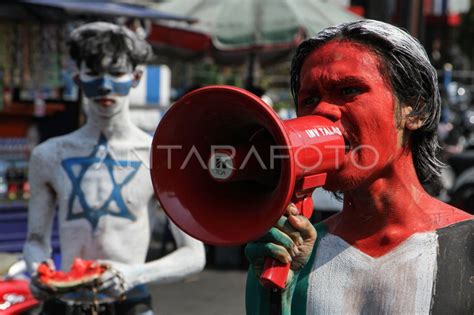 Aksi Teatrikal Peduli Palestina Di Makassar Antara Foto