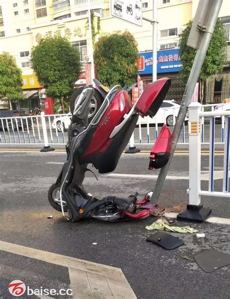 百色火車站前詭異車禍，能翻成這姿勢的都是老司機 每日頭條