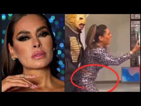 Galilea Montijo SE DA CARIÑO CON EL ESCORPION DORADO YouTube