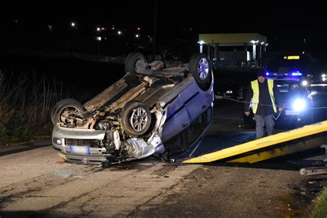 Castrovillari Auto Contro Un Albero Ferite Due Ragazze Prognosi