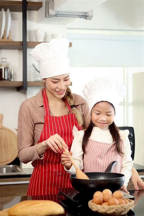 Feliz Sonriente Madre Asiática Con Delantal Y Sombrero De Chef