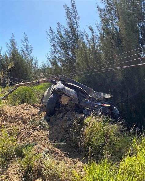 Carro Cinco Jovens Sai Da Pista E Colide Em Poste