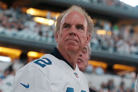 Roger Staubach Served in Vietnam, Then Captained America's Team - FanBuzz