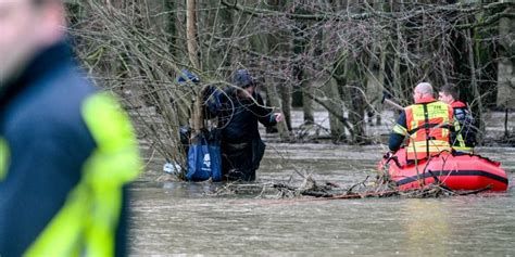 Hochwasser In Osthessen Person Im Wasser Pegelst Nde Steigen An