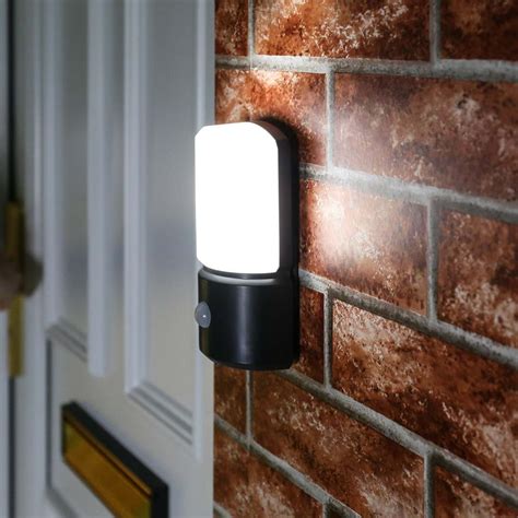 Outdoor Battery Security Wall Light with PIR, White LEDs