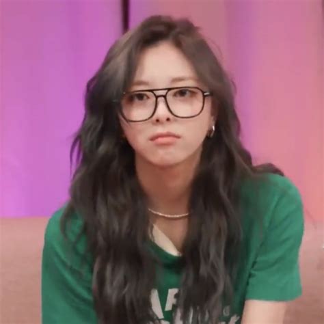 Lq Yuna In Glasses Icon Yuna Itzy Kpopicons Pretty People Beautiful