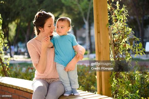 Mère Et Son Fils Dans Un Parc Photo Getty Images