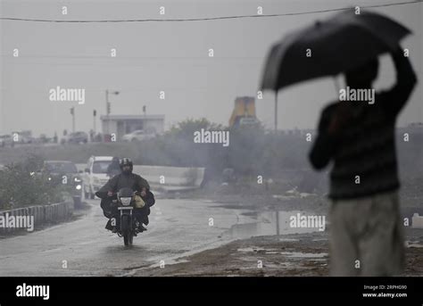 Jammu Nov Xinhua A Commuter Rides A Motorbike In