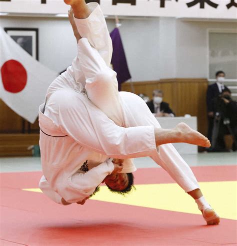 全日本柔道選手権大会決勝で太田（左）に内股で一本勝ちした羽賀（代表撮影） ― スポニチ Sponichi Annex スポーツ