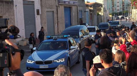 Messina Denaro L Arrivo Della Salma Del Boss Al Cimitero Di