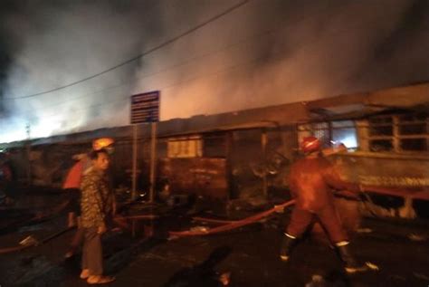 Pasar Ciawi Tasikmalaya Kebakaran Puluhan Kios Terdampak Republika