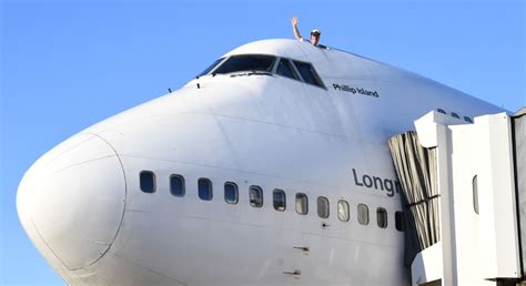 Video: Pilot Shows Off A KLM Boeing 747 Cockpit Sunroof