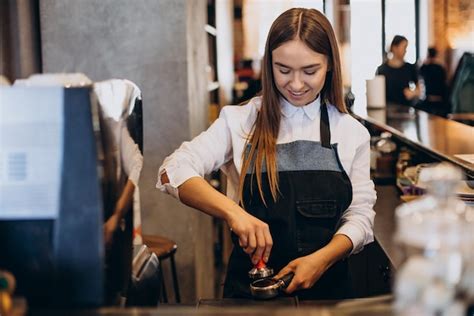 Barista preparando café em uma cafeteria Foto Grátis