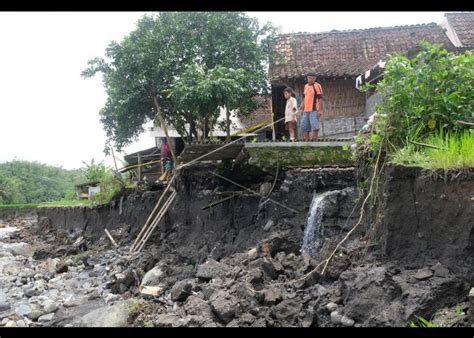 Bencana Tebing Longsor Di Sungai Progo Antara Foto