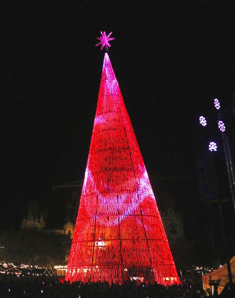 Un Espectacular Arbre De Metres Presideix La Primera Fira De Nadal