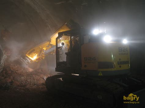 Rypadlo Liebherr R 924 Compact Tunnel přeneslo výhodu krátké zádě do