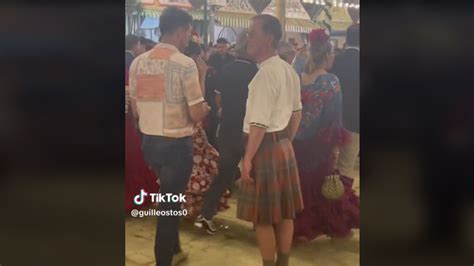 Se planta en la Feria de Abril vestido con traje escocés y acapara