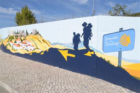 Mural dedicado aos Caminhos de Santiago saúda caminhantes Câmara