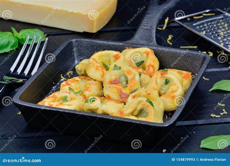 Pastas Tradicionales Italianas Del Tortellini Imagen De Archivo