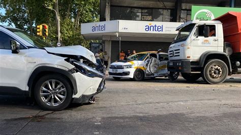 Accidente múltiple deja a un taxista con lesiones tras choque con una