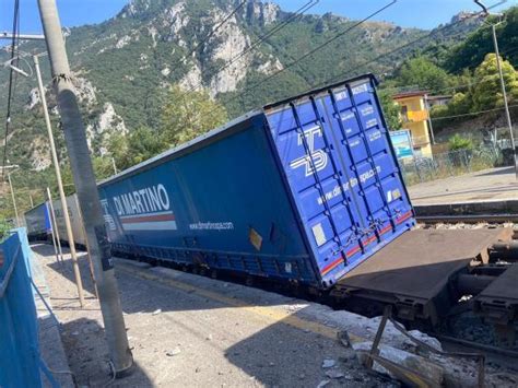 Cilento Treno Merci Esce Dal Binario Paura Alla Stazione Di San