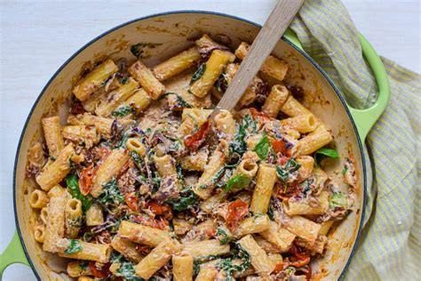 Pasta med soltørret tomat spinat og ricotta Emma Olsen