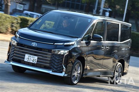 【2024年】トヨタ 新型ヴォクシーの価格や内装、納期まで最新情報をお届け｜新デザインはダサい？ 存在感と迫力あるミニバンだ 2023年