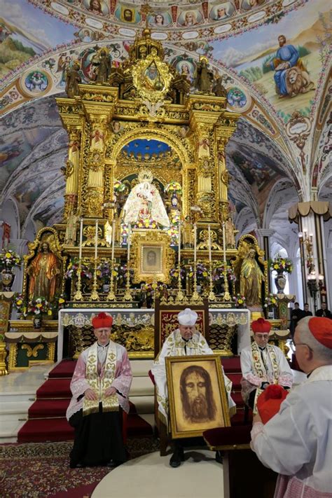 11 Of October The Holy Face Of Our Lord Jesus Christ Being Venerated