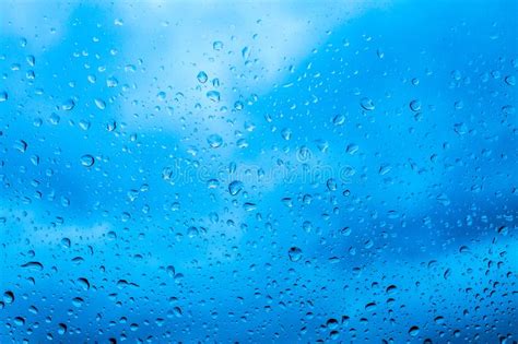 Gotas De La Lluvia En Fondo De Cristal Azul Foto De Archivo Imagen De