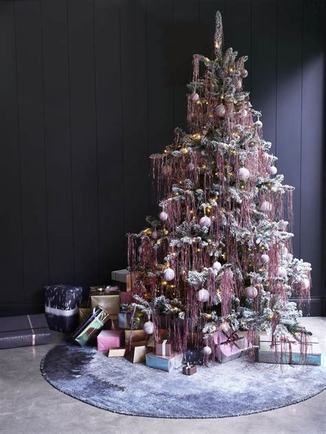 How to decorate a Christmas tree, top tips from a celebrity tree stylist. - Showit Blog How to ...