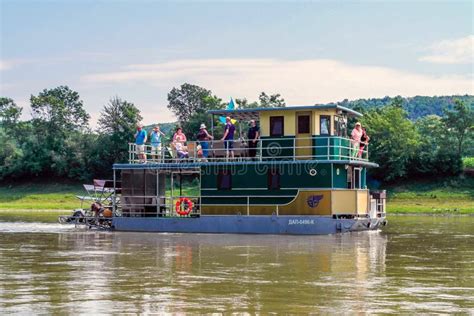 Navio De Cruzeiros No Rio De Dniester Em Ucr Nia Imagem De Stock